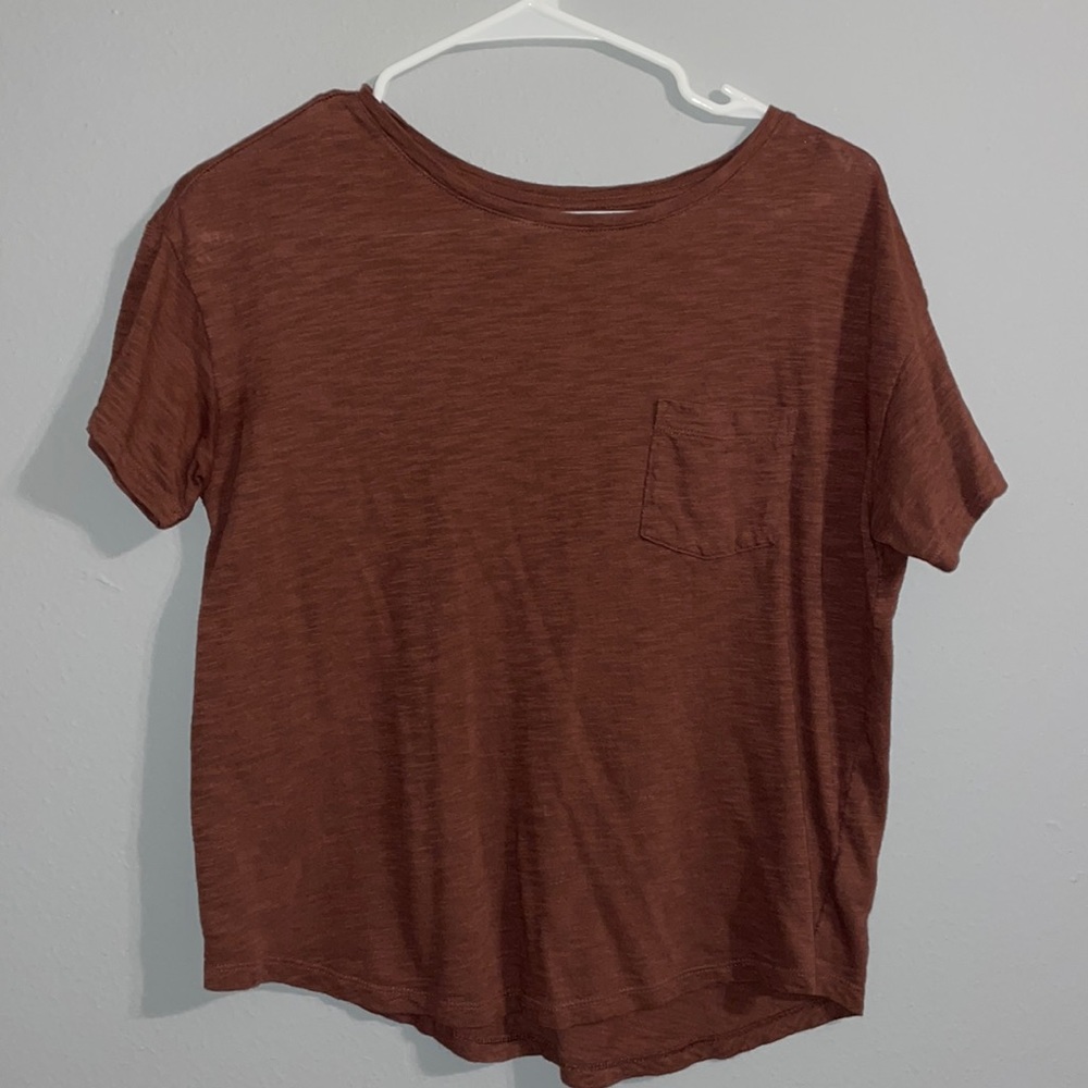 brown tee shirt